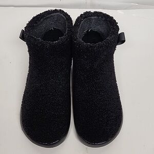 ROAM sz 9 fuzzy magic moon platform bootie. Faux sherling. Trendy! Comfortable!